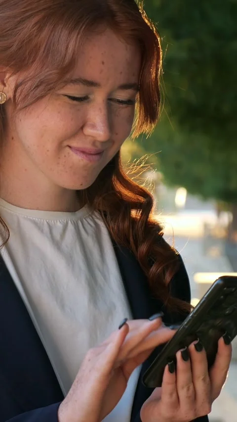 Young businesswoman smiling while using a smartphone Stock-Footage 341186374