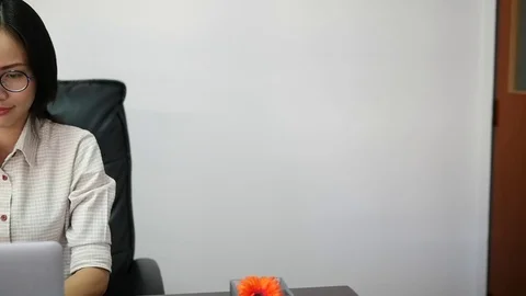 Young businesswoman working on notebook computer 库存影片 72803952
