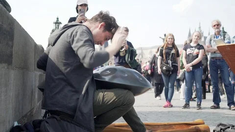 Young busker playing hapi drum music on Charles Bridge in Prague, Czech Video stock 107792071