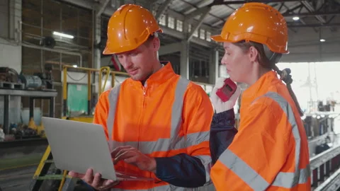 Young caucasian engineer man and woman checking train with laptop in statio.. Video stock 258305054