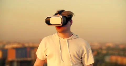 Young caucasian guy trying on vr glasses, diving into virtual reality world Video stock 131878810