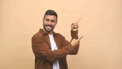 Young caucasian handsome man pointing to the side, smiling surprised presenting Stock Footage 138666953