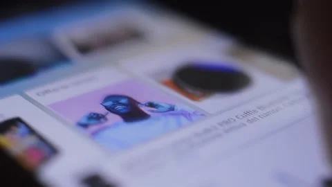 Young caucasian man scrolling amazon shopping app on his iphone Vídeo Stock 204855615