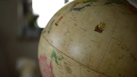 Young caucasian man spin a world planisphere. travel world map concept Vidéo 200460680