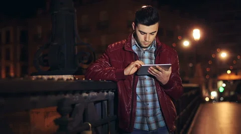 Young caucasian man with tablet computer in city at night Vidéo 61093489