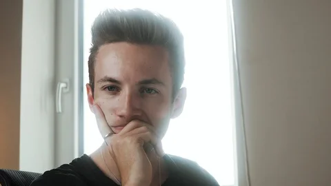 Young caucasian man thinking about a decision while scratching his face, 4K Stock Footage 129614719