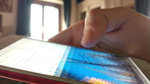 Young caucasian man's hand scroll social network on the iphone screen. Vidéo 233886896