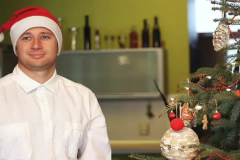 Young checking christmas gift Vídeos de archivo 11667234