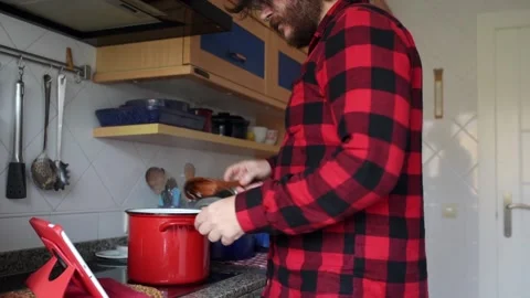 Young chef giving an online class Video stock 146988829