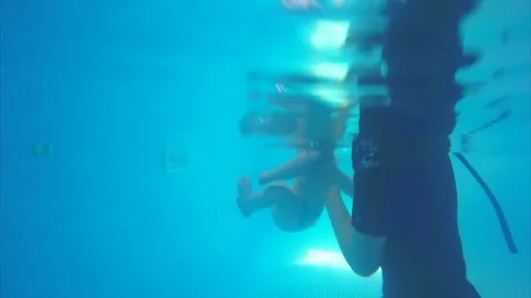 A young child dived into the pool.  Видео 82558307