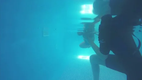 A young child dived into the pool.  Видео 82558359