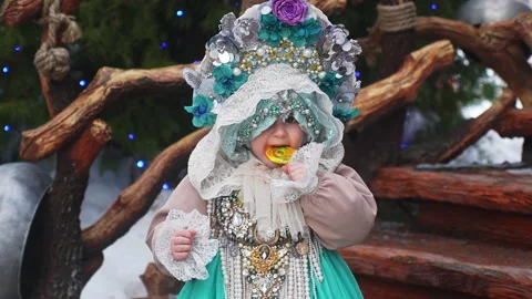 A young child in an entertaining event, 库存影片 264005636