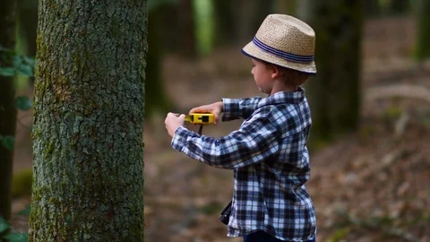 Young child measured with ruler trees in the forest. Stockbeeldmateriaal 89628982
