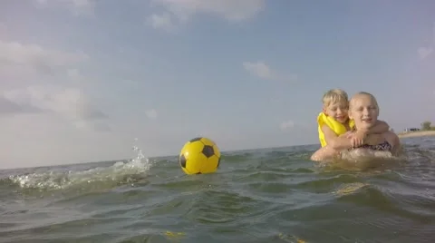 Young children having fun. Moving the camera. Spray flew at the camera. 库存影片 64752303