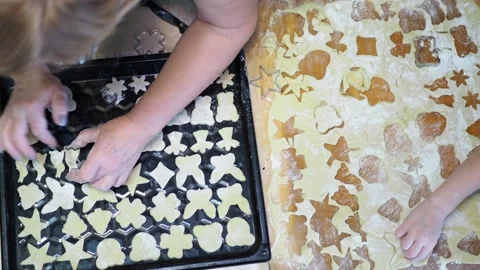 Young children learn how to make homemade cookies for Christmas. Vídeos de archivo 165923539