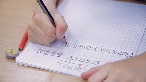 Young children write Russian words in notebooks 库存影片 111814165