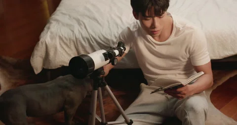 Young Chinese man using telescope at home,4K 스톡 동영상 156394777