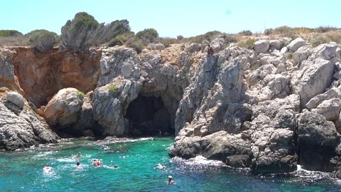 Young Cliff Diver Jumping Off Rock Into Sea With Somersault Vidéo 96665347