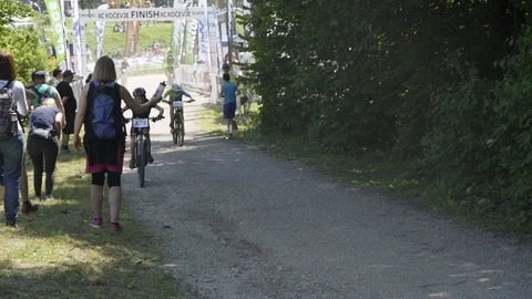 Young competitive mountain biker drinking while driving Video stock 93189526