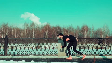 Young concentrated bearded man preparing to run on the street Видео 140773306