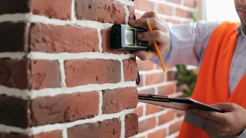 A young construction engineer makes room measurements with a laser roulette Vídeo Stock 85894676