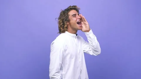 Young cool australian man shouting and holding palm near opened mouth Stock Footage 139577610