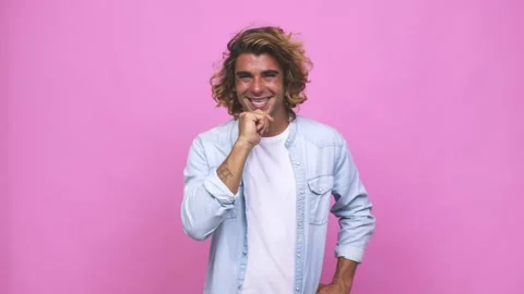 Young cool australian man smiling happy and confident, touching chin with hand Stock-Footage 139576928