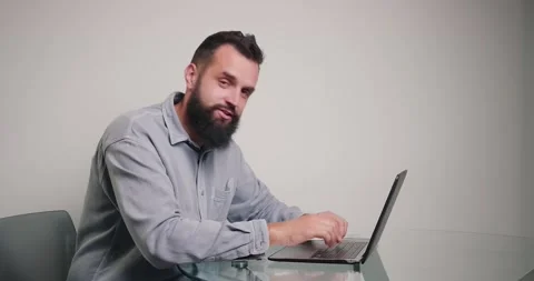 Young copywriter talks about work with laptop Vídeos de archivo 197466849