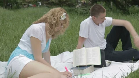 Young couple arguing benefits of using books and laptop Stock-Footage 7766950