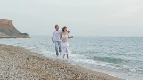 Young Couple On Beach Stock-Footage 22420397