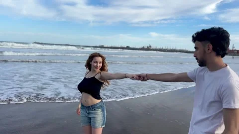 Young couple on the beach Vídeos de archivo 292634061