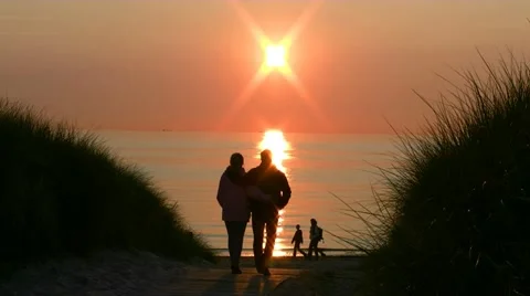 Young Couple on the Beach in Romantic Sunset - Baltic Sea, Northern Germany 스톡 동영상 12547084