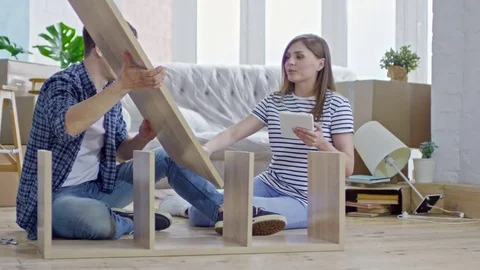 Young Couple Building Shelf Vídeos de archivo 78964133