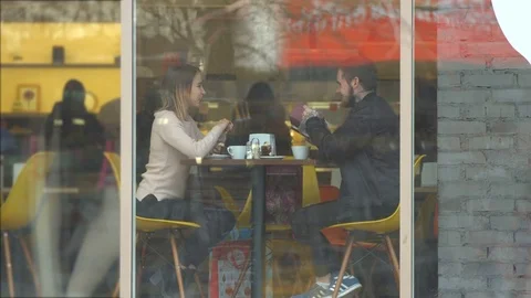 Young couple in a cafe. Stockbeeldmateriaal 84835558