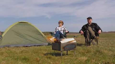 Young couple camping and barbecuing food outdoors Stock-Footage 319791198