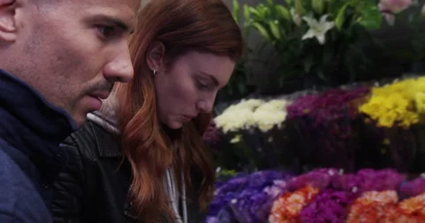 Young couple choosing flower bouquet at florist's shop Vídeo Stock 63374553