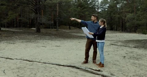 Young couple choosing a plot of land for forest lodge construction Vídeos de archivo 152204519