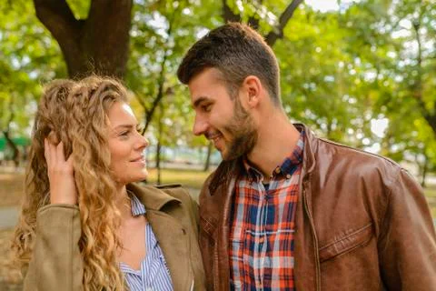 Young couple in the city park Foto stock
