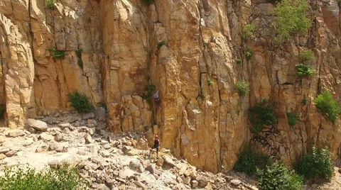 Young couple climbing Vidéo 65449150