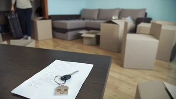 Young couple collects things in a box for moving to a new apartment Stock Footage 85517841