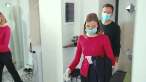 Young couple coming back home after food shopping entering house taking off mask Vídeo Stock 132539156