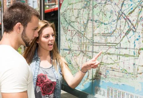 Young couple consulting a map Fotos Stock