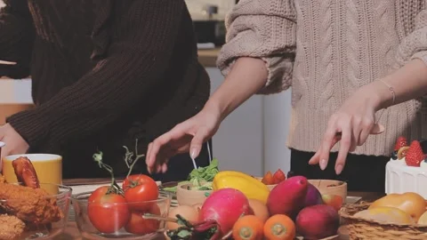 Young couple cooking together in the kitchen at home. Vídeo Stock 327635767