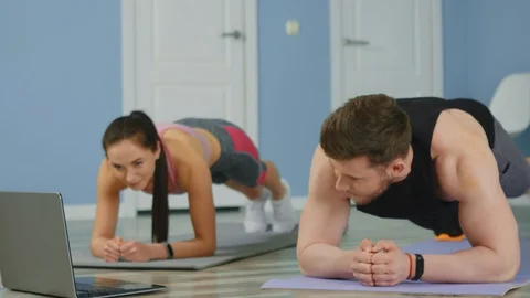Young Couple Is Doing Abs Workout at Home Vídeo Stock 129971808