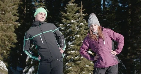 Young couple doing recreational exercise on a beautiful snowy day Vídeo Stock 85074850