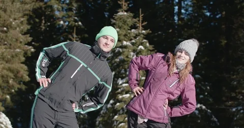 Young couple doing recreational exercise on a beautiful snowy day Vídeo Stock 85075373