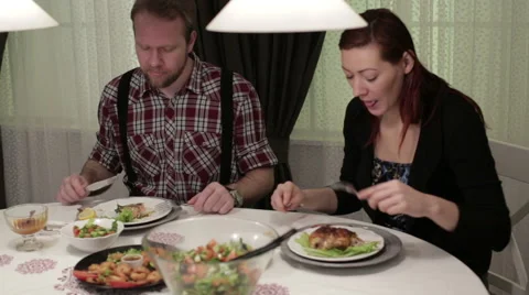 Young couple eating at a table in a cafe Vidéo 62846349