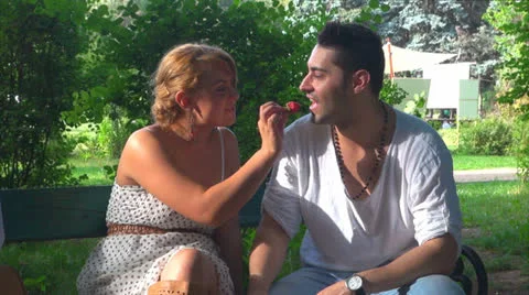 Young couple eats strawberry Vídeos de archivo 23932696