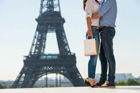Young couple embracing in front of  Eiffel Tower, Paris, France Foto stock