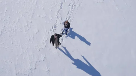 Young couple enjoy on the snow Vidéo 58744324